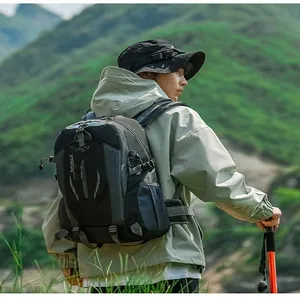 Detailansicht eines schwarzen Wanderrucksacks, getragen bei einer Bergtour im Freien