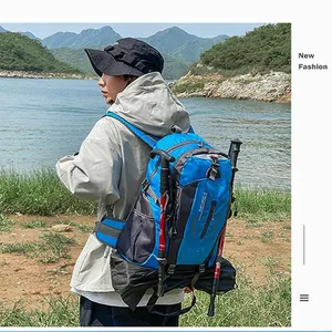 Blauer Outdoor Wanderrucksack für Damen und Herren vor einer malerischen Bergkulisse