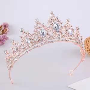 Dettaglio di un'elegante corona da sposa in oro rosa con strass di cristallo scintillanti
