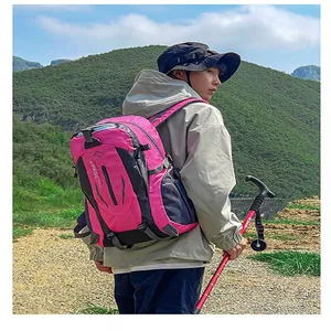 Wanderer mit einem rosa multifunktionalen Bergsteigerrucksack in der freien Natur