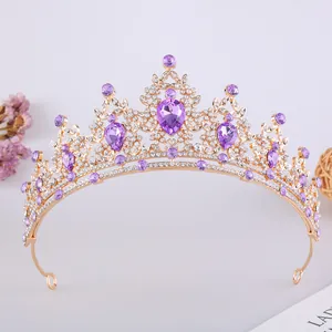 Vista dettagliata di un'elegante tiara da sposa dorata con cristalli e pietre viola.