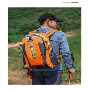 Detailansicht des orange-grauen Outdoor-Wanderrucksacks, getragen von einem Modell