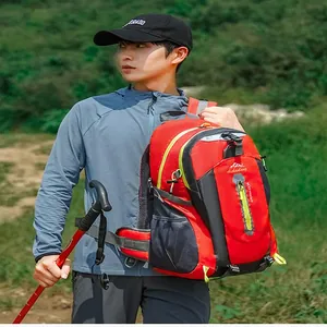 Ergonomischer Wanderrucksack für Outdoor-Touren, getragen von einem Wanderer