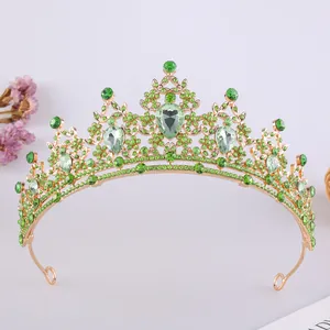 Vista dettagliata dell'elegante tiara nuziale con cristalli verdi e montatura dorata