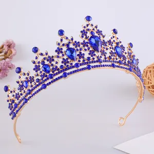 Vista dettagliata di una tiara da sposa dorata con eleganti strass blu a forma di goccia