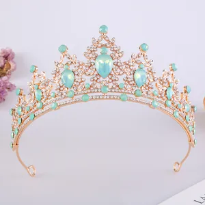 Dettaglio di un'elegante corona da sposa in oro rosa con pietre opalescenti verde menta