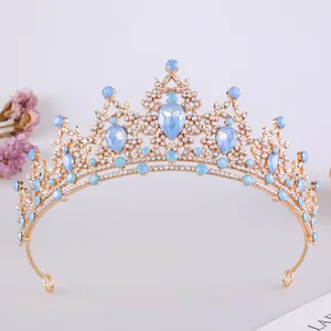 Primo piano dettagliato di un elegante diadema da sposa dorato con brillanti pietre azzurre