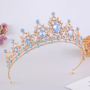 Dettaglio del diadema da sposa con pietre a goccia blu cielo e strass trasparenti
