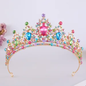 Dettaglio di una corona da principessa in strass colorati con design in lega dorata