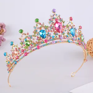 Vista macro che mostra i dettagli intricati di una corona da principessa con strass colorati