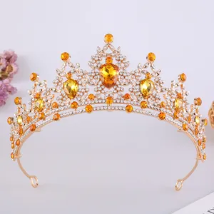 Dettaglio ravvicinato di una corona nuziale dorata con eleganti strass ambra e bianchi