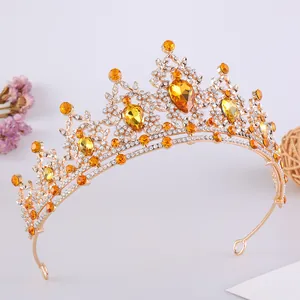 Elegante tiara da sposa in lega dorata con intricati dettagli in strass ambra e chiari