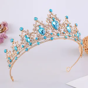 Dettaglio di un'elegante tiara dorata con cristalli blu scintillanti e strass lucidi
