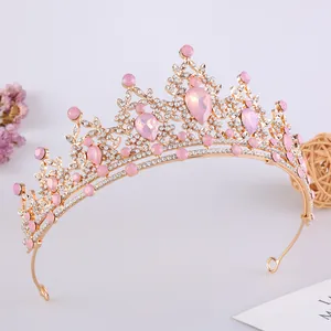 Primo piano di una tiara da sposa in oro rosa con eleganti cristalli rosa e strass