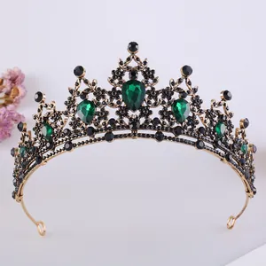Primo piano dettagliato di una corona da sposa vintage con strass verde smeraldo
