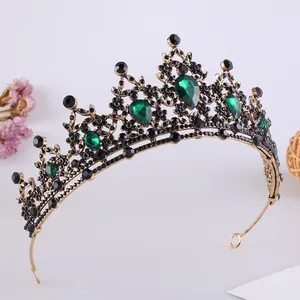 Dettaglio di corona nuziale vintage in bronzo con cristalli verdi e strass neri