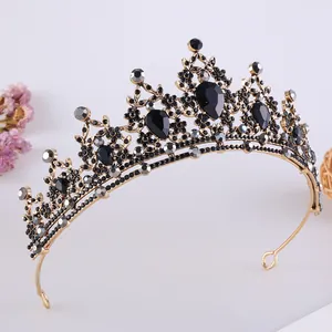 Dettaglio ravvicinato di una corona vintage di lusso con cristalli neri e metallo dorato