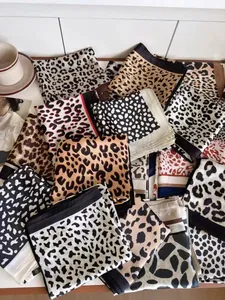 Verschiedene 70cm Seidenschals mit Vintage-Leopardenmuster und Tiermotiven im Set