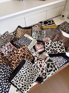 Eine Auswahl an Satin-Vierecktüchern mit Leoparden- und Tiermustern für Hals oder Haar.
