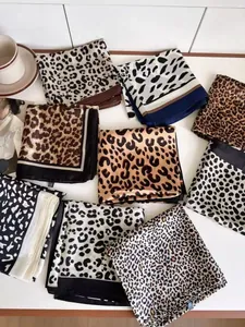 Sammlung von Vintage-Seidenschals mit Leopardenmuster für Haar- und Hals-Styling