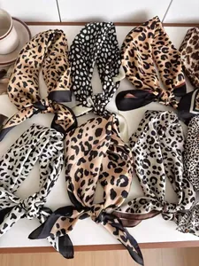 Kollektion von Vintage-Seidenschals mit Leopardenmuster und verschiedenen Tiermotiven