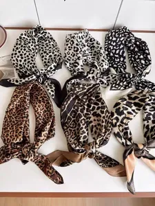 Nahaufnahme von quadratischen Seidenschals mit Retro-Leopardenmuster in Tierprint