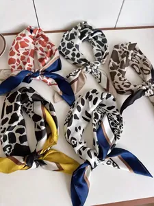 Detailansicht von fünf Seidentüchern mit Tierprints wie Leopard und Giraffe.