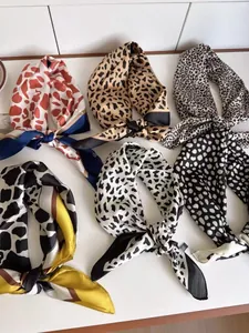 Gruppe von Vintage-Seidenschals mit Leoparden- und Tiermuster für Hals oder Kopf