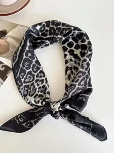 Nahaufnahme eines 70 cm langen Seidenschals mit Leopardenmuster und Textur