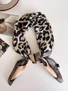 Nahaufnahme eines 70 cm langen Seidenschals mit Leopardenmuster und eleganter Textur