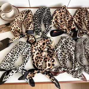 Kollektion von Vintage-Seidenschals mit Leopardenmuster in verschiedenen Erdtönen und Mustern