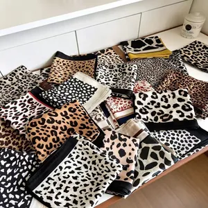 Kollektion von 70 cm großen quadratischen Seidenschals mit Vintage-Leopardenmuster.