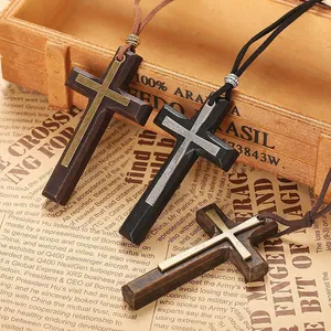 Detailansicht von Vintage-Holzkreuz-Halsketten auf rustikalem Hintergrund.