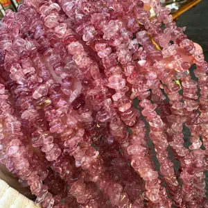 Vue détaillée de puces de cristal de fraise rose naturel pour création de bijoux DIY.
