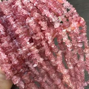 Détail de pierres d'éclats de cristal de fraise rouge naturel pour bijoux faits main