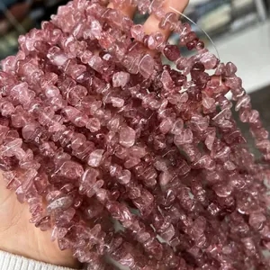 Gros plan d'éclats de quartz fraise rouge naturel pour la création de bijoux DIY