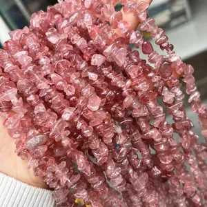 Gros plan sur des éclats de cristal de fraise naturel avec des trous pré-percés pour bijoux.