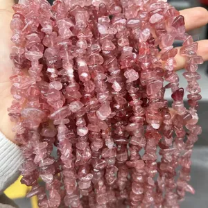 Gros plan de perles en éclats de quartz fraise rouge naturel pour la création de bijoux DIY