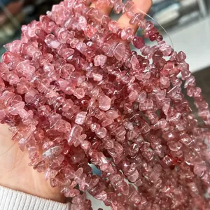 Détail macro de perles en quartz fraise rouge naturel pour la création de bijoux DIY.
