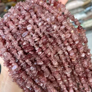 Détail macro montrant la texture des éclats de gravier en quartz fraise rouge naturel