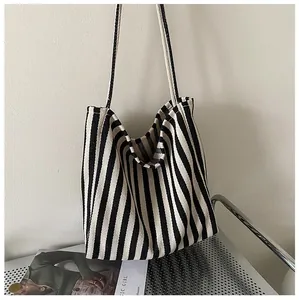 Detailansicht der schwarz-weiß gestreiften Canvas-Einkaufstasche im Lifestyle-Ambiente.