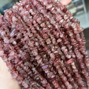 Gros plan détaillé de éclats de quartz fraise rouge naturel pour la création de bijoux