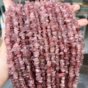 Détail montrant la texture de perles de quartz fraise rouge naturel en pierres roulées
