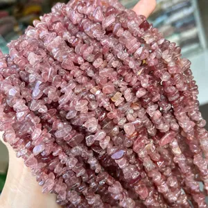 Gros plan de perles de cristal de quartz fraise rouge naturel irrégulier pour bijoux DIY