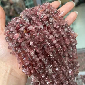 Gros plan de perles de quartz fraise rouge naturel irrégulier pour bijoux DIY