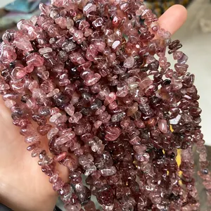 Vue macro de perles de quartz fraise rouge naturel irrégulier pour bijoux faits à main