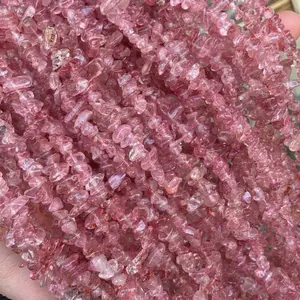 Gros plan de perles en cristal de fraise rouge naturel pour la création de bijoux DIY