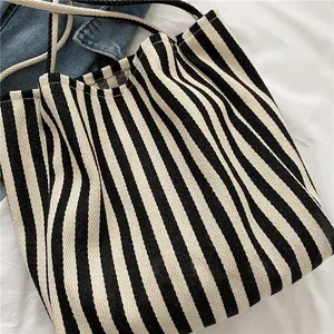 Grand sac fourre-tout en toile à rayures verticales noires et blanches style minimaliste