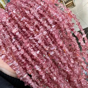 Détail macro de perles en quartz fraise naturel irrégulier pour création de bijoux