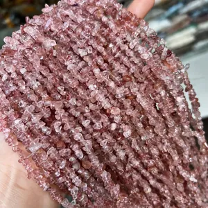 Gros plan de pépites de quartz fraise rose naturel sur fils pour bijoux DIY